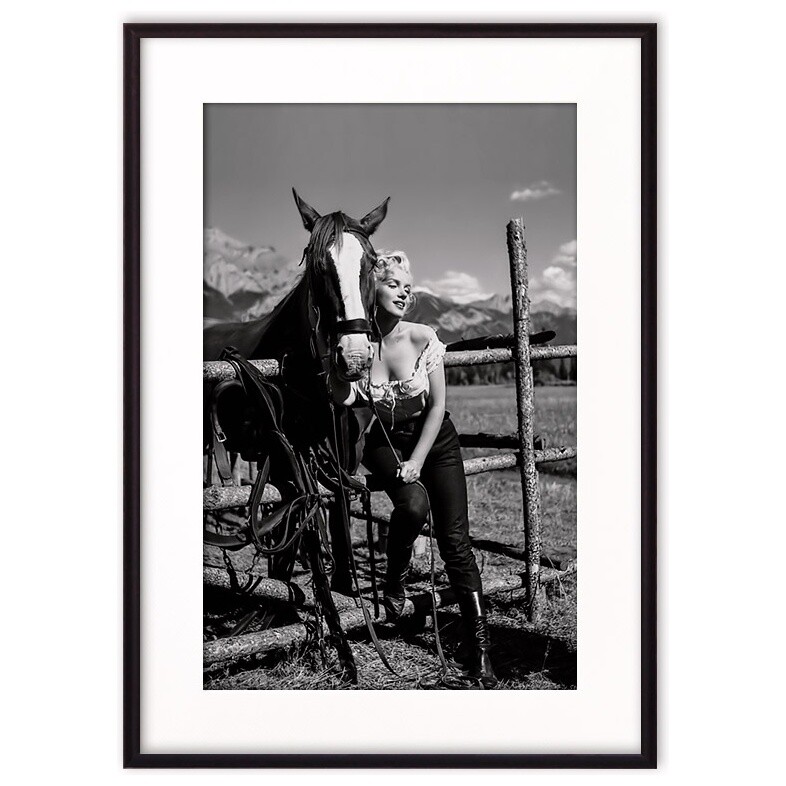 Постер с паспарту в раме черно-белый 50х70 см &quot;Мерилин Монро с лошадью&quot;