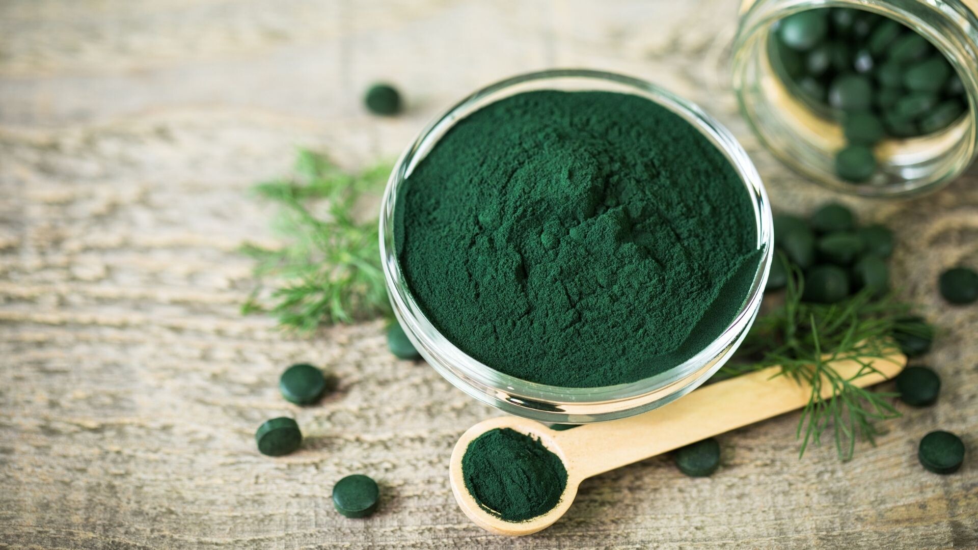 Синяя спирулина. Spirulina водоросль. Сине-зеленая водоросль спирулина. Спирулина Green Superfood. Спирулина и хлорелла.