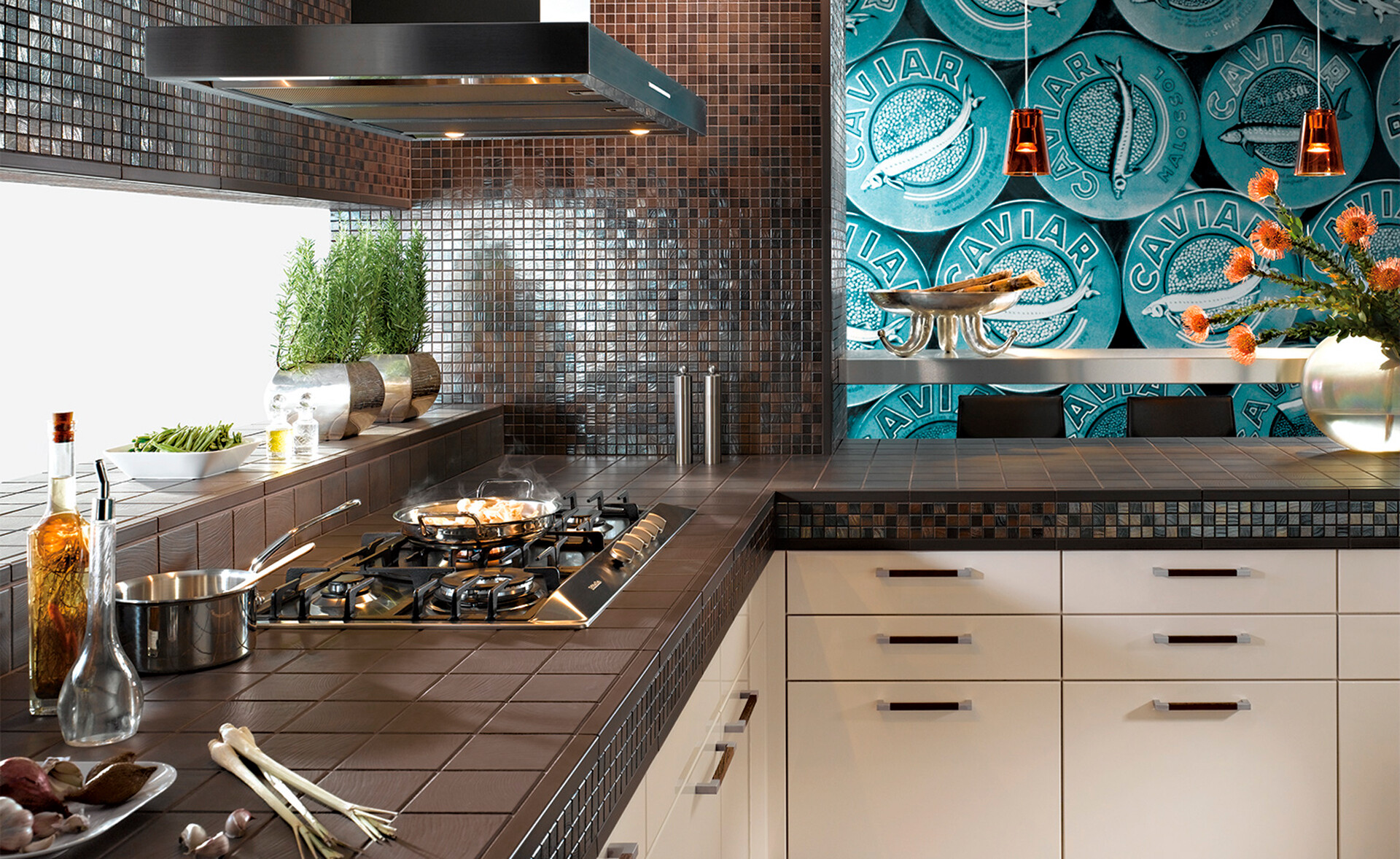 Обои кухонный фартук. Мозаика в интерьере кухни. Фартук из мозаики на кухню. Стильный фартук для кухни. Фартук для кухни из плитки.