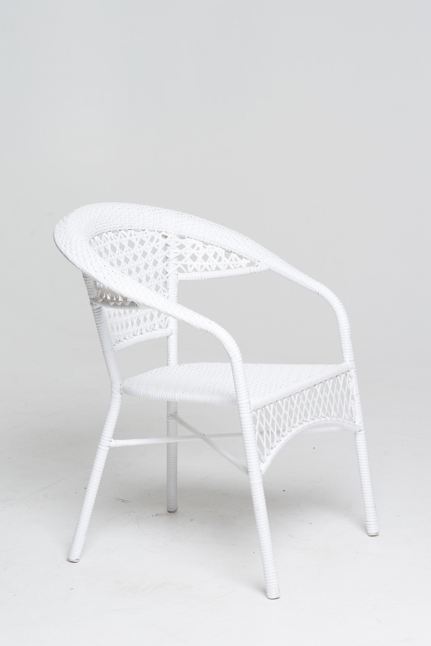 Кресло белое из искусственного ротанга GG-04-04