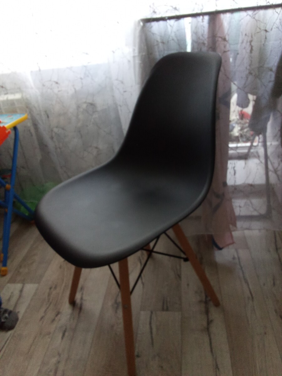 Стулья пластиковые на деревянных ножках 4 шт черные Style DSW - купить ...
