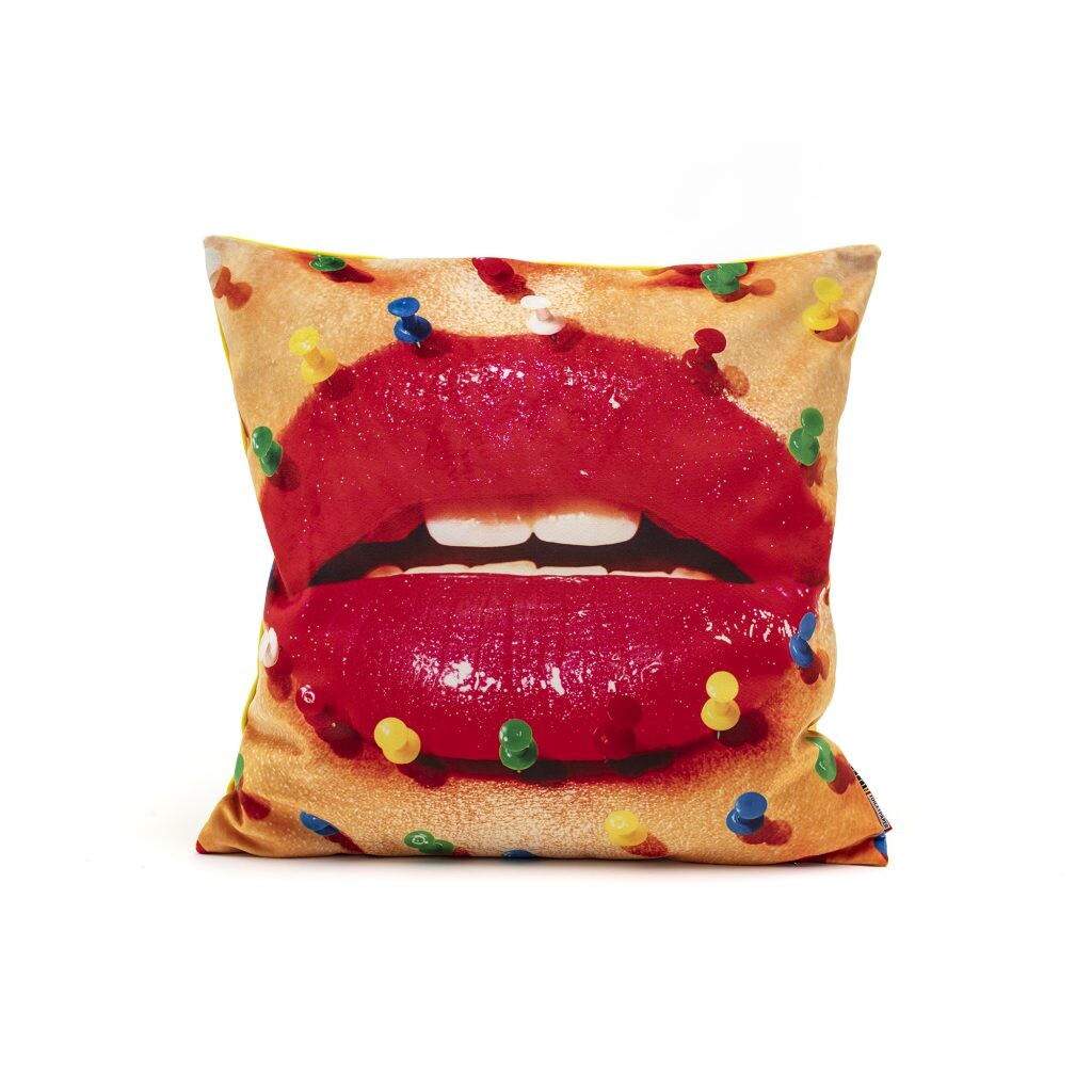 Подушка декоративная квадратная 50х50 см красно-бежевая с рисунком Toiletpaper Mouth With Pins