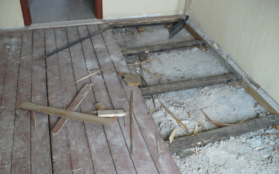 Деревянный пол в ванной комнате в доме