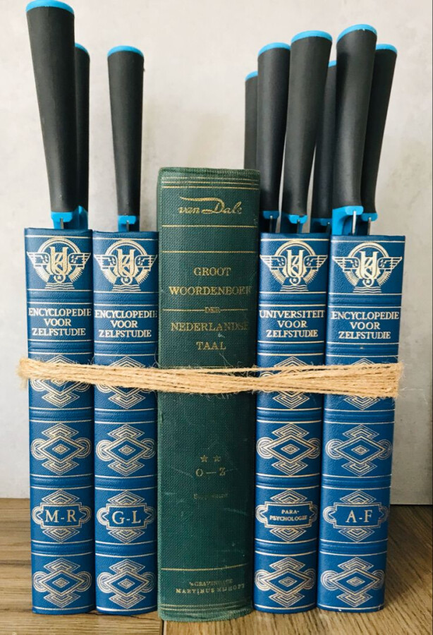 Подставка для ножей из книг