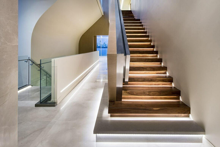 Подсветка лестницы в доме — на ступенях, на стене и в перилах: все .