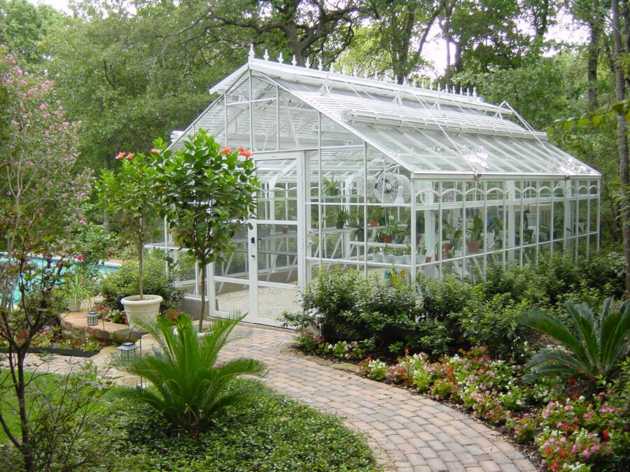 Садовая теплица из стекла на фундаменте