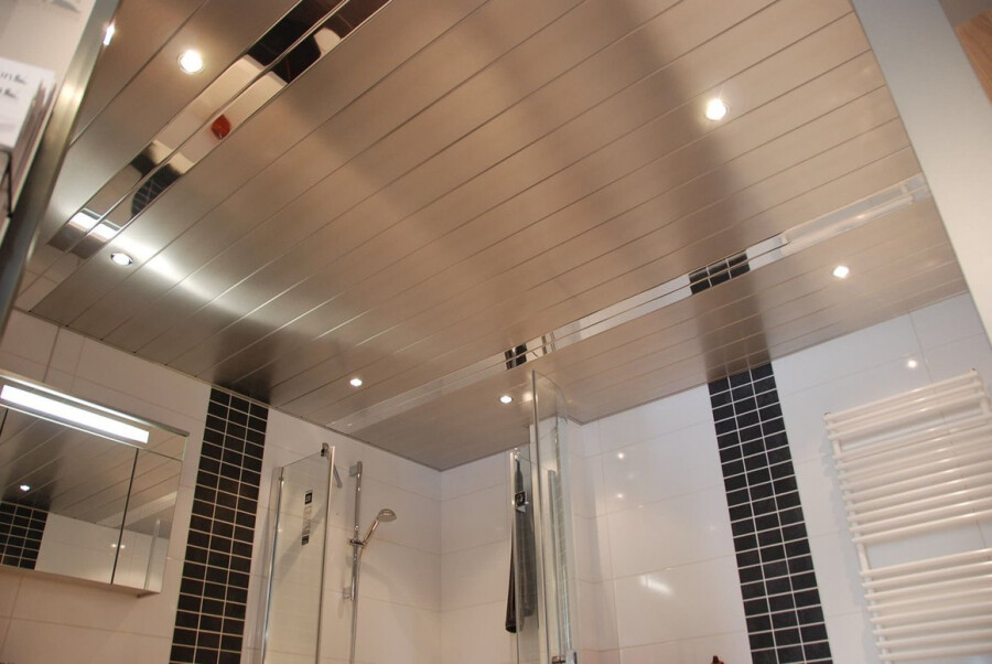 Реечный потолок в ванную: преимущества, характеристики, монтаж