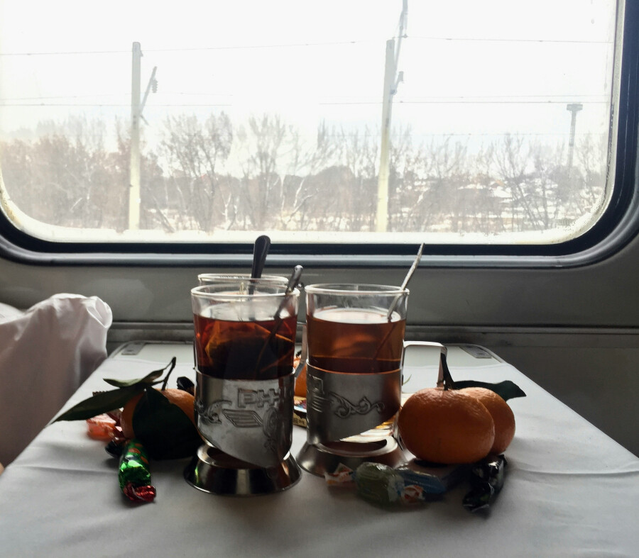 Чай в стаканах в подстаканниках в купе
