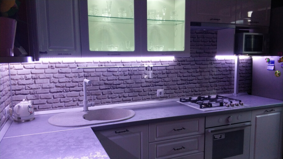 Выбор подсветки под шкафы кухни и не только