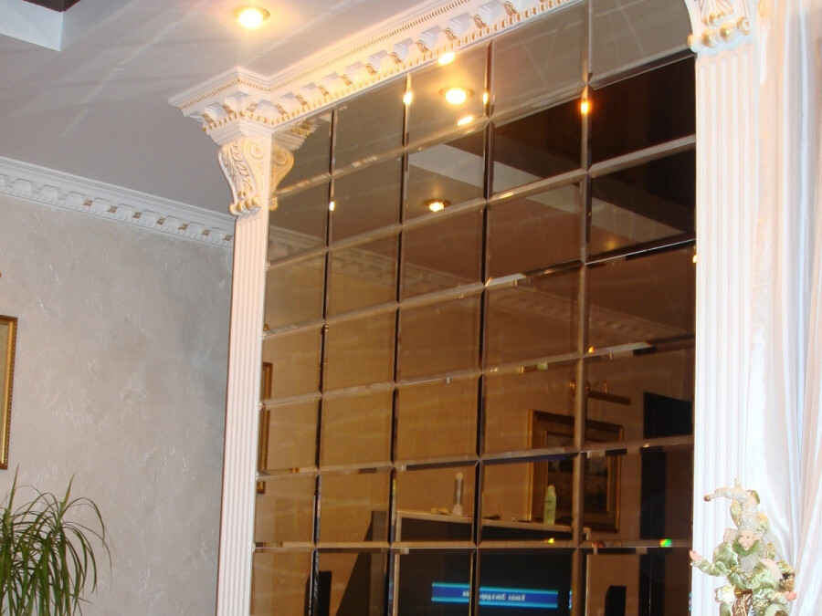 Отделка и оформление колонн в интерьере квартиры: зеркала, панели,  облицовка деревом, лепнина, подсветка