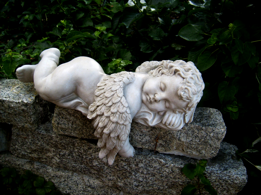 Садовая фигура-статуэтка Ангел на шаре (малый)