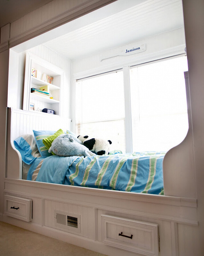 Пример оформления маленькой детской спальни: кровать на подоконнике