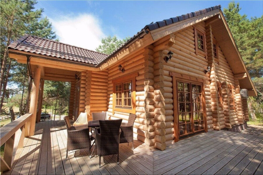 Баня с крышей и беседкой из бревна