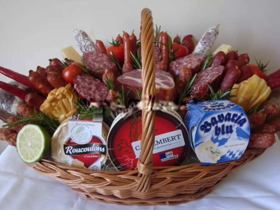Мясной букет из колбасы и сыра