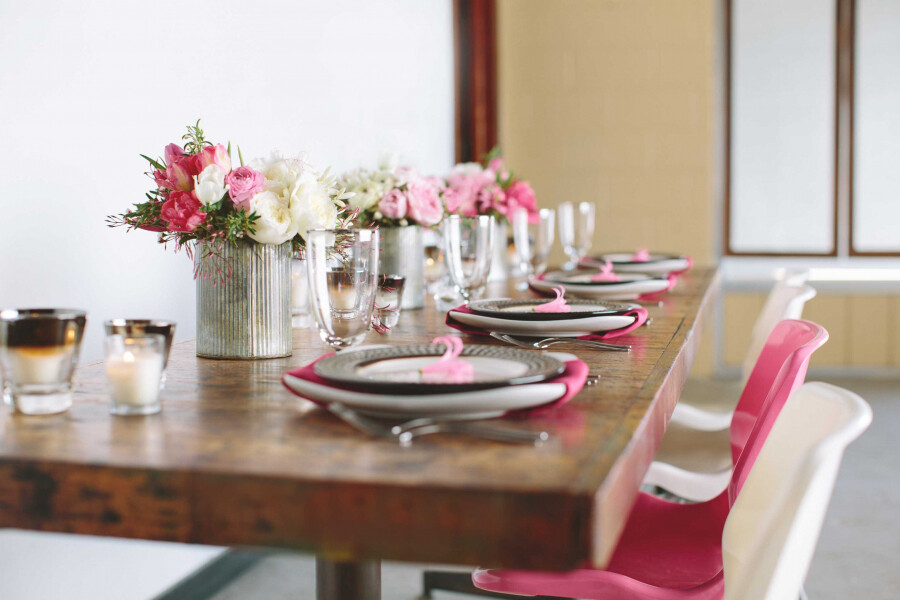 Праздничные розовые букеты для столовой