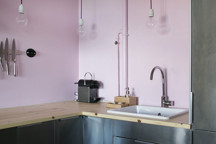 Розовая труба на кухне