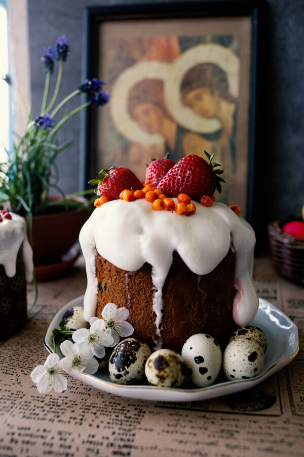 Пасхальный кулич и перепелиные яйца