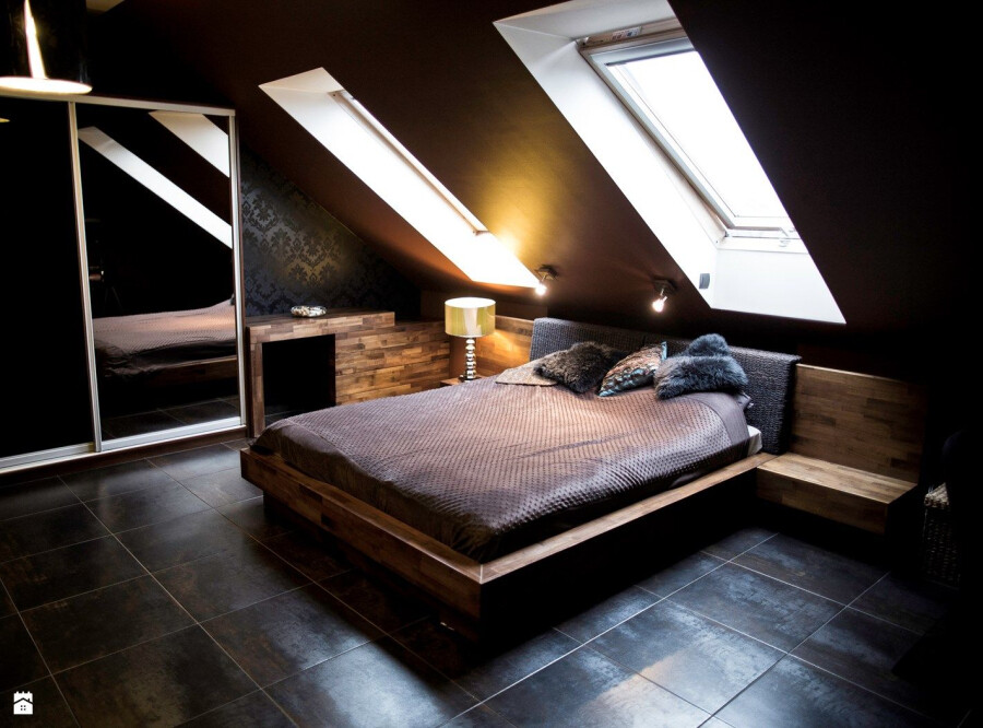 Кровать под скошенным потолком