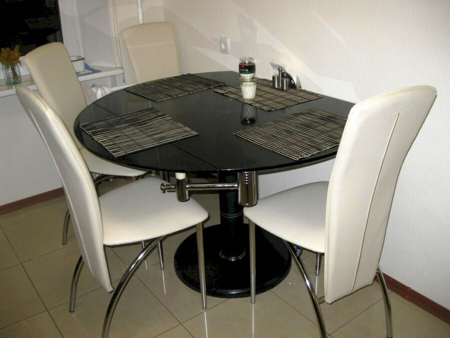 Столы кухонные для маленькой кухни прикрученные к стене