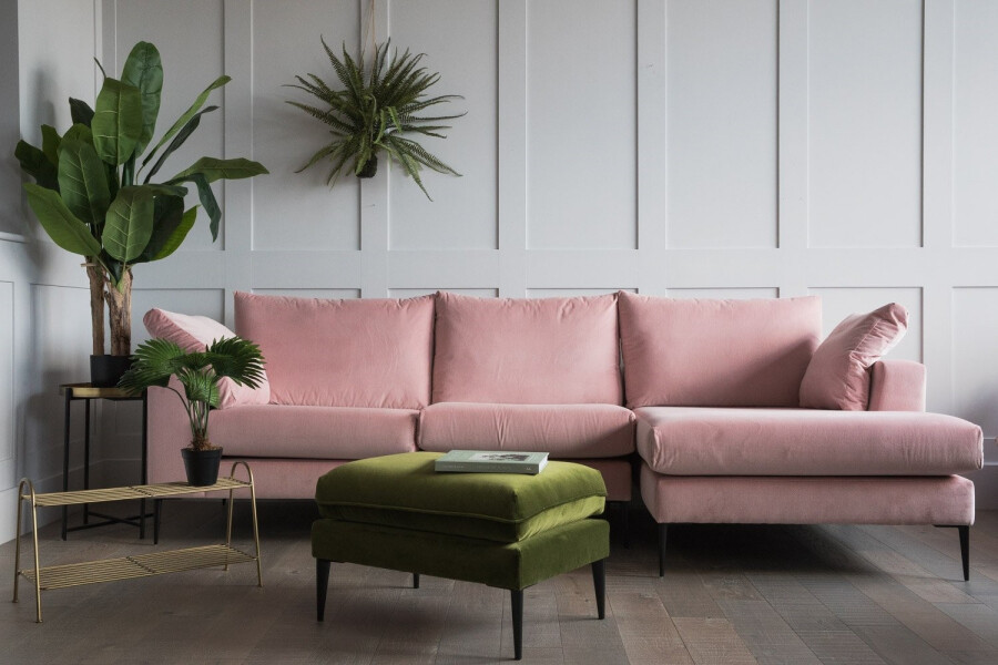 Розовый диван в гостиной (35 фото)