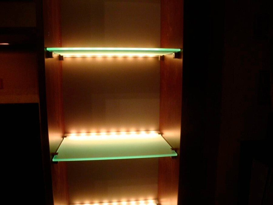 Подсветка стеклянных полок в шкафу (75 фото)