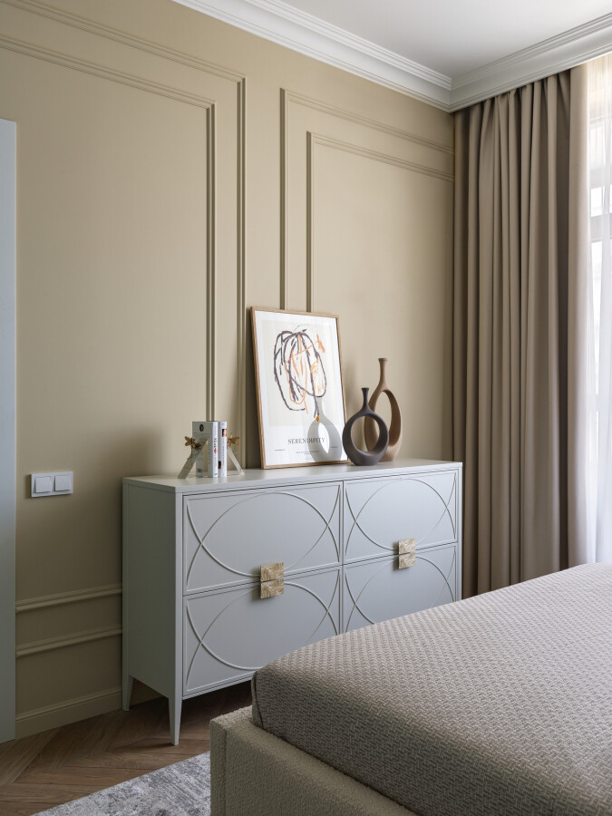 Gosque and decor in the bedroom