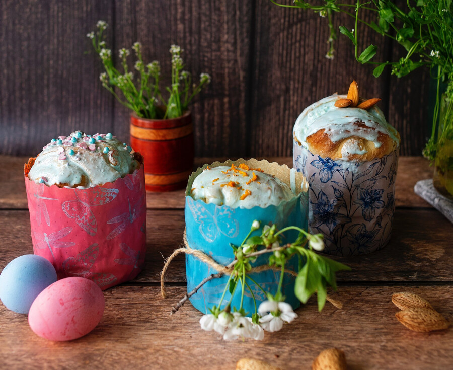 Пасхальные куличи в разноцветных бумажных формах