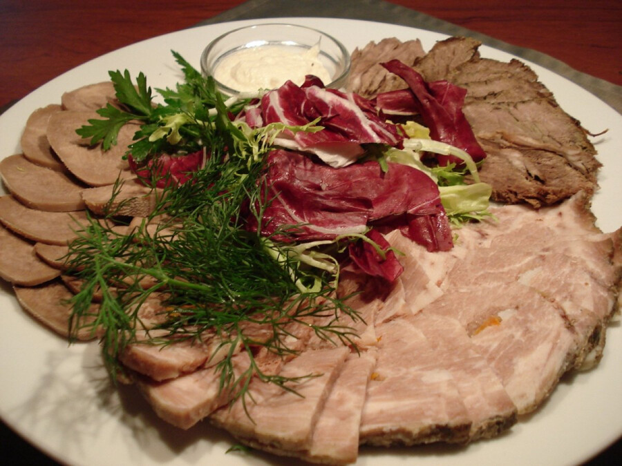 Мясная тарелка с соусом