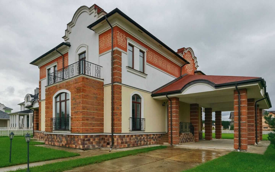 Кирпичные колонны в частном доме