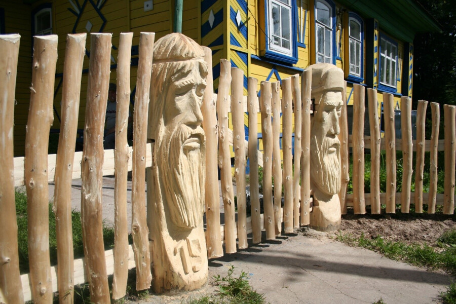 Резной забор на фото