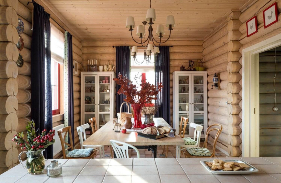 Особенности интерьера кухни в деревянном доме из бруса