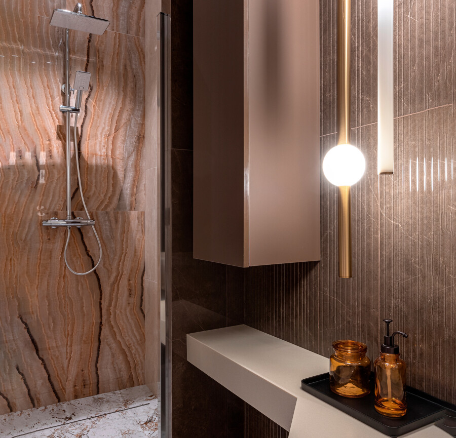 Accent tile for onyx