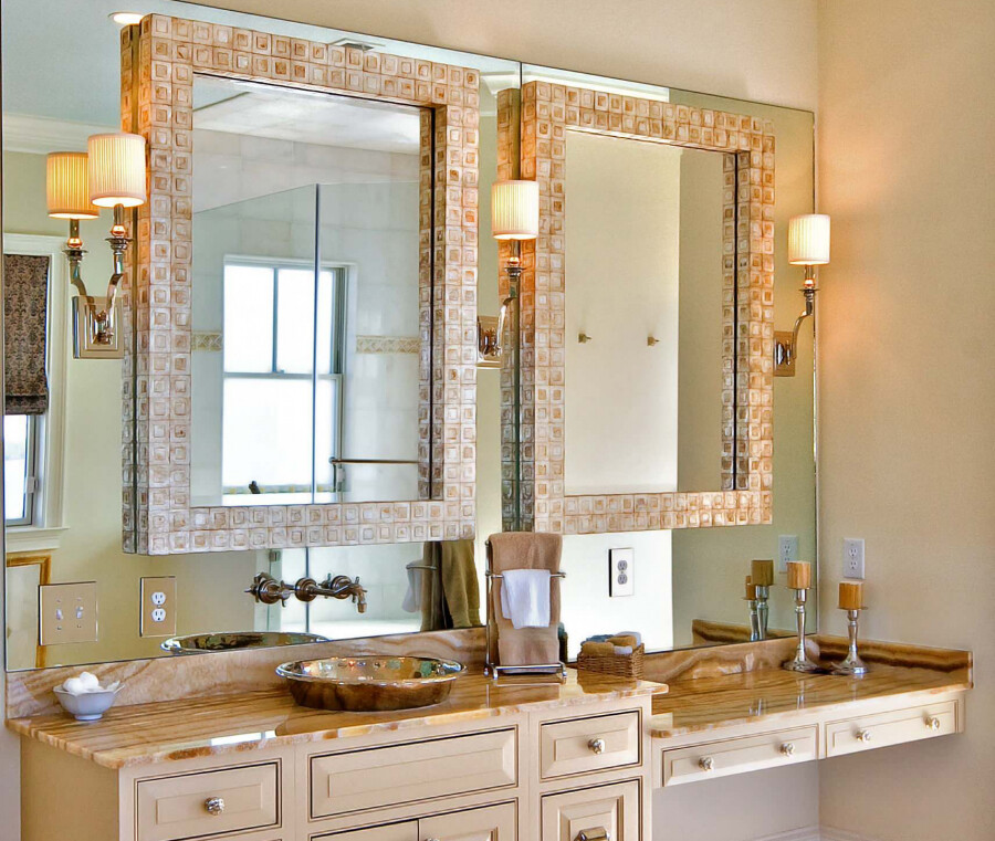 Большое зеркало в ванной над раковиной фото
