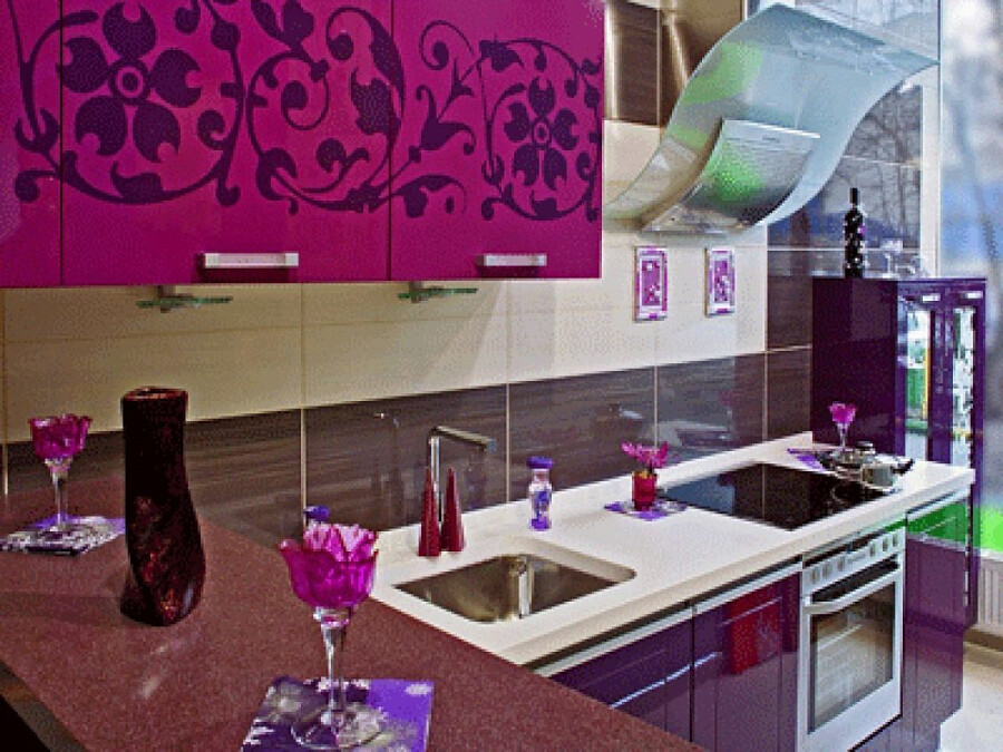 С чего следует начать в обустройстве фиолетовой кухни