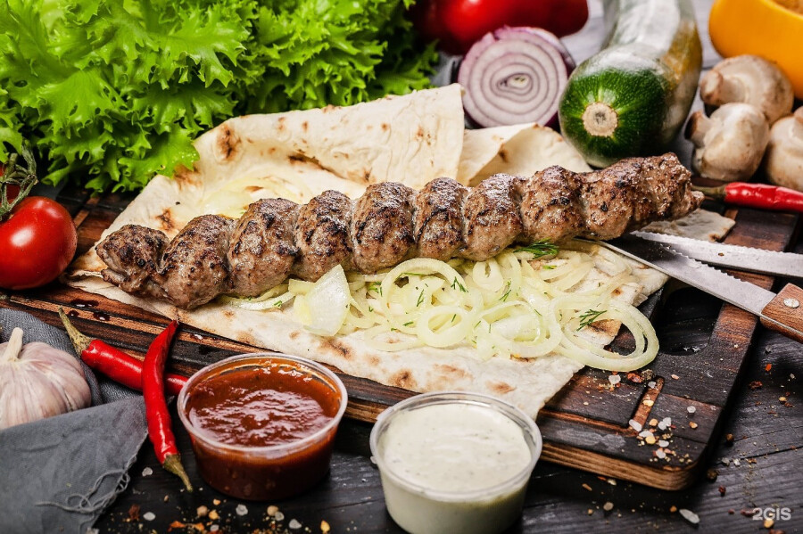 Шашлык на лаваше с луком и соусами