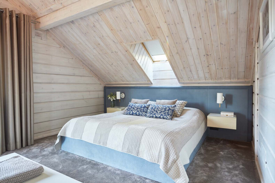 Спальня на мансарде в деревянном доме - 68 фото