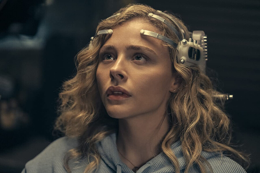 кадр из сериала “периферийные устройства”