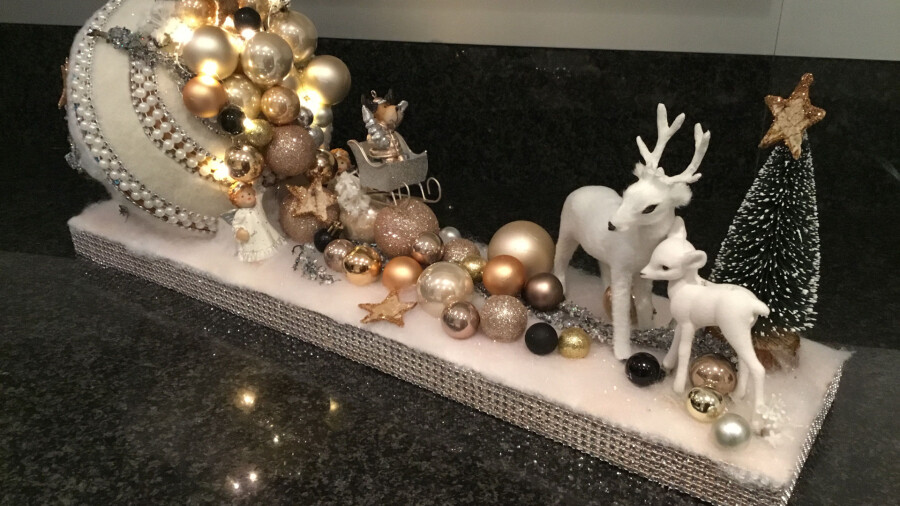 Новогодние игрушки и фигурки