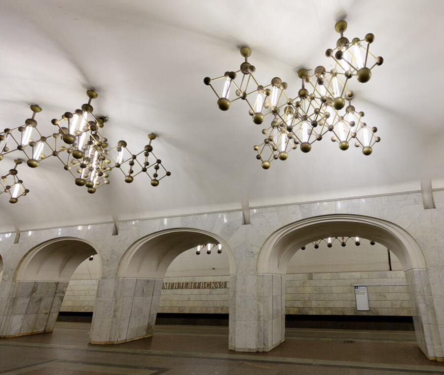 люстра молекула в оформлении метрополитена