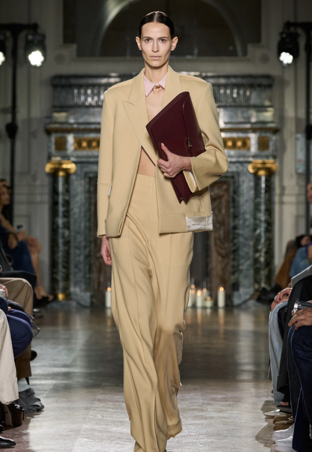 20 вещей в цвете марсала 2024  Victoria Beckham  фото 16