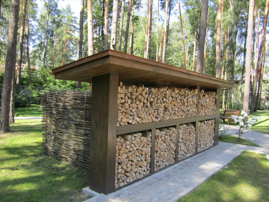 Узкий дровник с крышей