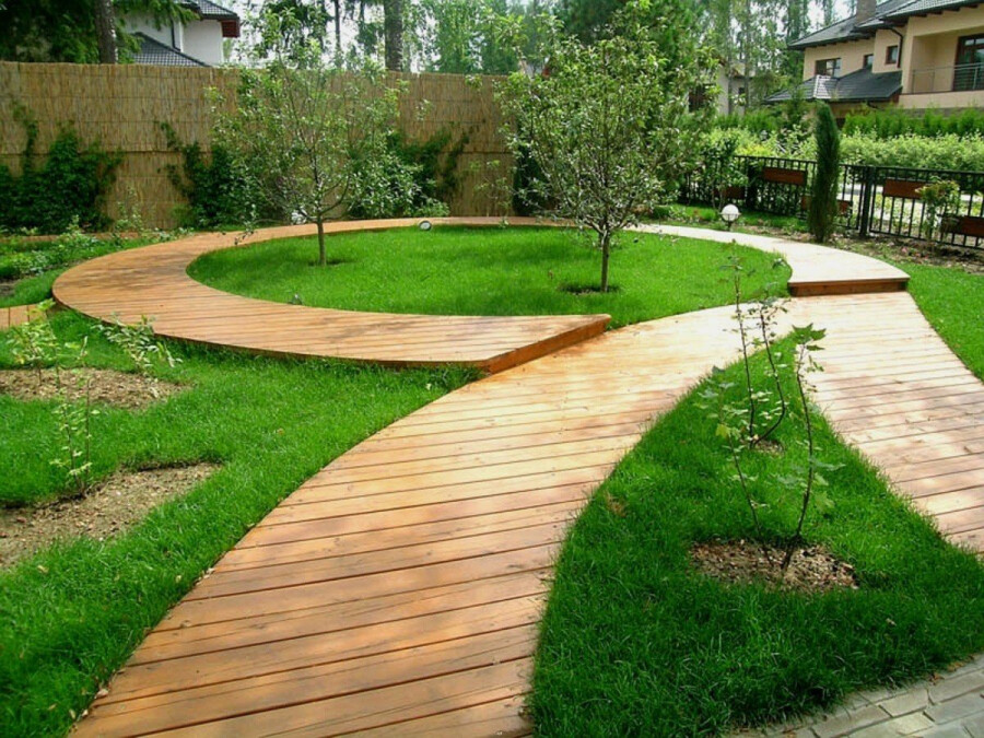Про садовые дорожки из дерева для дачных и коттеджных участков