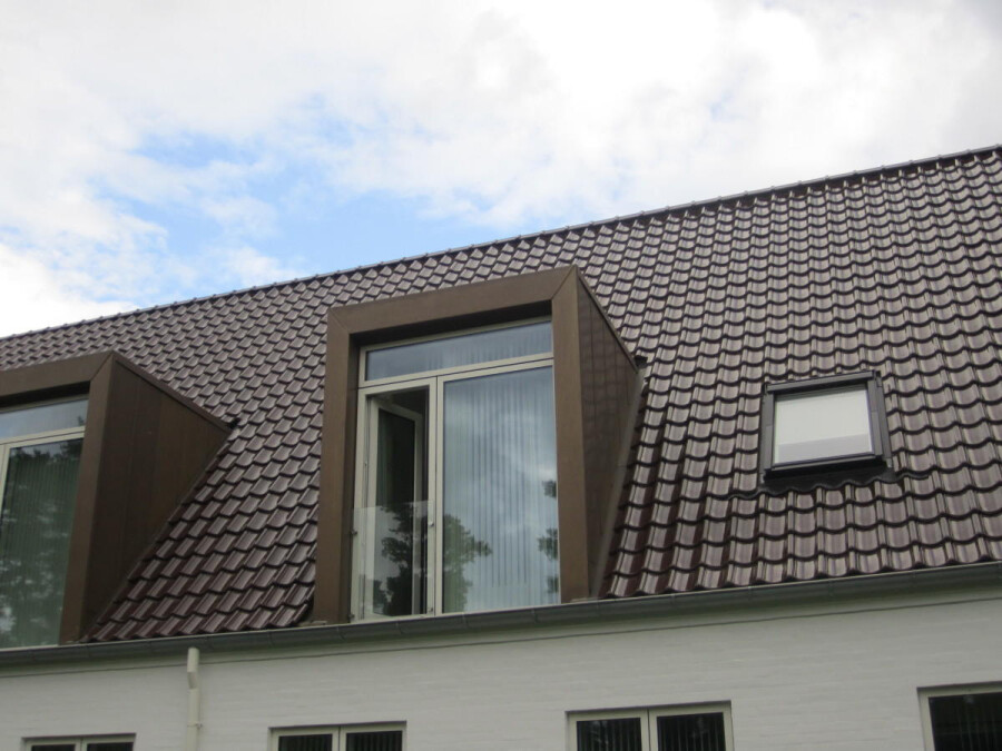 Как установить мансардное окно в готовую крышу, покрытую гибкой черепицей?