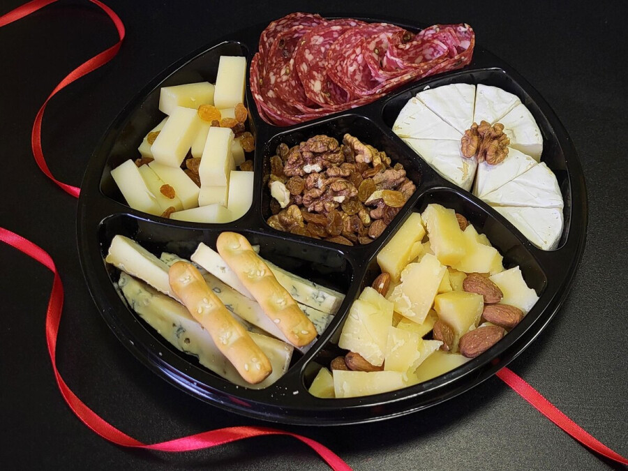 Сырная тарелка с крекерами