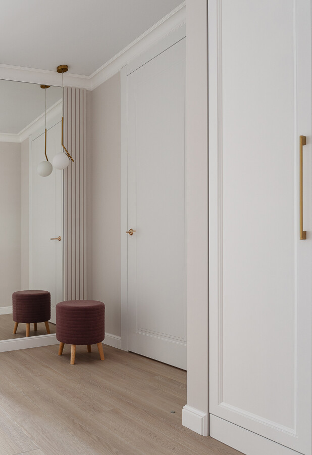 Accent ottoman in the hallway