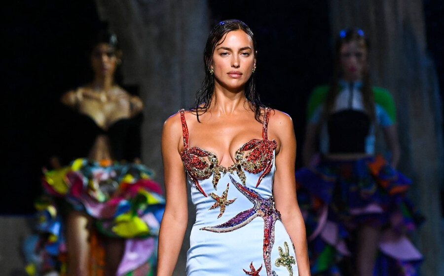 Ирина Шейк на показе Versace 2021 фото 5