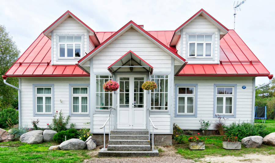 Белый фасад и красная крыша