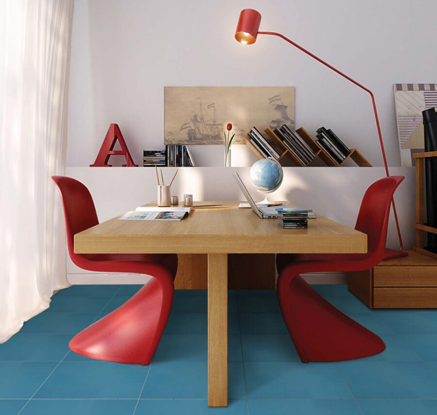 Красные пластиковые стулья Pantone для кабинета