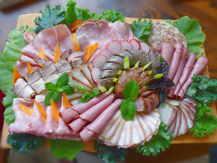 Мясная тарелка с овощами