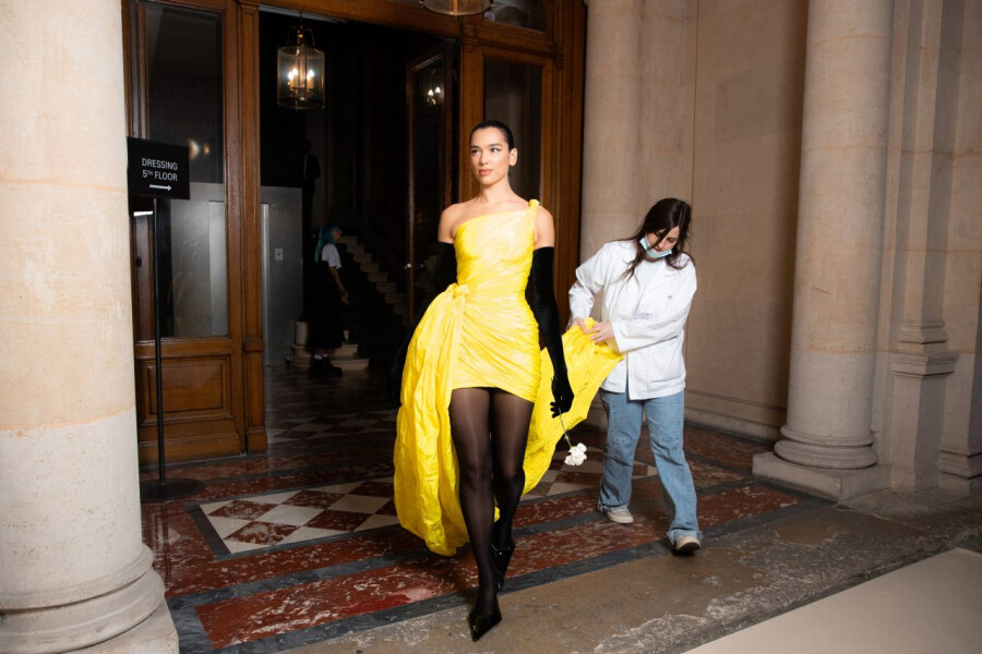 Дуа Липа в Balenciaga фото 9